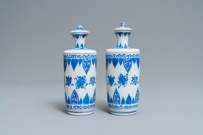 Een paar Chinese blauw-witte dekselvazen, Kangxi