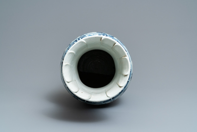 Un vase en porcelaine de Chine en bleu et blanc, 19&egrave;me