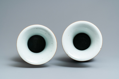 Une paire de vases en porcelaine de Chine famille rose &agrave; d&eacute;cor de dames dans un jardin, 19/20&egrave;me