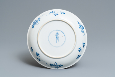 Un plat en porcelaine de Chine en bleu et blanc &agrave; d&eacute;cor d'antiquit&eacute;s, Kangxi