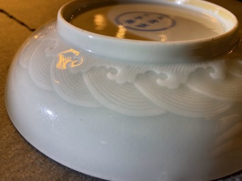 Une coupe en porcelaine de Chine c&eacute;ladon monochrome &agrave; d&eacute;cor incis&eacute;, marque et poss. &eacute;poque de Yongzheng