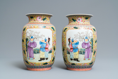 Een paar fijne Chinese famille rose vazen, Qianlong merk, Republiek