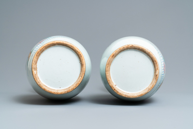Une paire de vases en porcelaine de Chine famille rose &agrave; d&eacute;cor de dames dans un jardin, 19/20&egrave;me