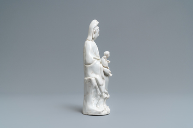 Une figure de Guanyin &agrave; l'enfant en porcelaine blanc de Chine de Dehua, Kangxi