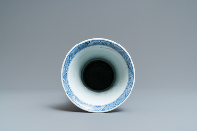 Un vase de forme gu en porcelaine de Chine en bleu et blanc, Kangxi