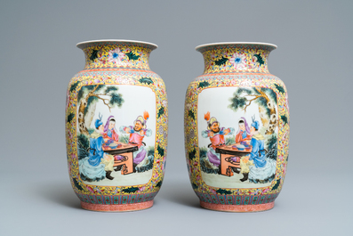 Een paar fijne Chinese famille rose vazen, Qianlong merk, Republiek