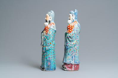 Twee Chinese famille rose figuren van een onsterfelijke, 19/20e eeuw