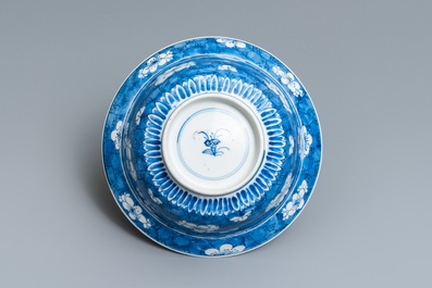 Un bol de type klapmuts en porcelaine de Chine en bleu et blanc, Kangxi