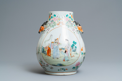 Een fraaie Chinese famille rose 'hu' vaas met onsterfelijken, Qianlong merk, ca. 1900