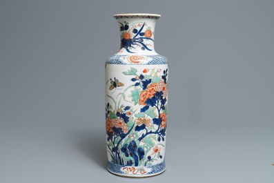 Un vase de forme rouleau en porcelaine de Chine famille verte, Kangxi