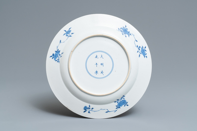 Un plat en porcelaine de Chine en bleu et blanc &agrave; d&eacute;cor de guerriers, marque de Chenghua, Kangxi