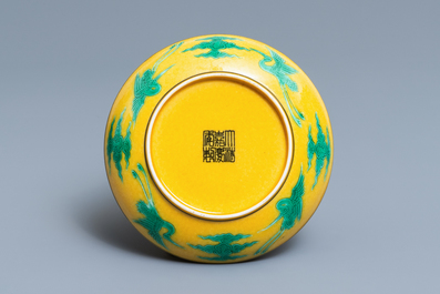 Une coupe en porcelaine de Chine &agrave; d&eacute;cor de dragons sur fond jaune, marque de Jiaqing, 19/20&egrave;me