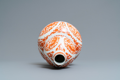 Un vase de forme double gourde en porcelaine de Chine rouge de fer et dor&eacute;, marque de Qianlong, R&eacute;publique