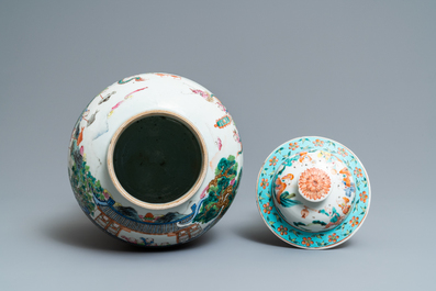 Une paire de vases couverts en porcelaine de Chine famille rose, 19&egrave;me