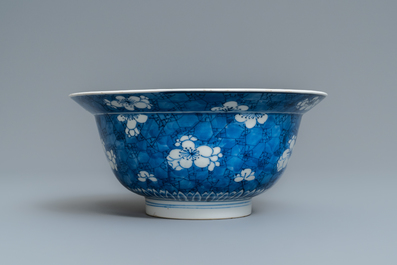 Un bol de type klapmuts en porcelaine de Chine en bleu et blanc, Kangxi
