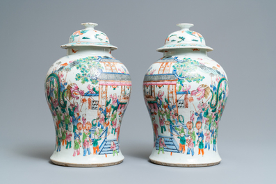 Une paire de vases couverts en porcelaine de Chine famille rose, 19&egrave;me