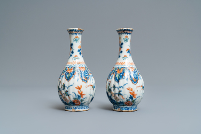 Une paire de vases en fa&iuml;ence de Delft en palette cachemire, 1er quart du 18&egrave;me