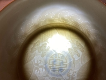 Une coupe en porcelaine de Chine c&eacute;ladon monochrome &agrave; d&eacute;cor incis&eacute;, marque et poss. &eacute;poque de Yongzheng