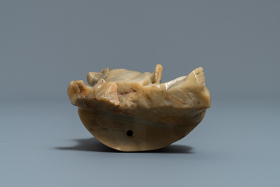 Une figure de Guanyin en pierre &agrave; savon sur socle en bois sculpt&eacute;, Chine, 19&egrave;me