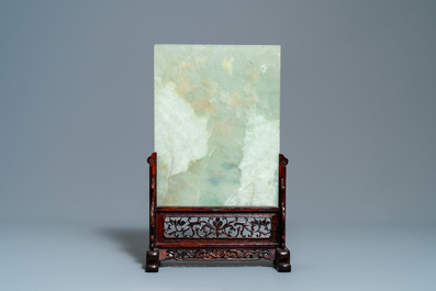 Un &eacute;cran de table en pierre dure incrust&eacute;e, Chine, 19&egrave;me/20&egrave;me
