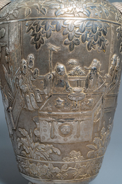 Une paire de grands vases exceptionnels en argent &agrave; d&eacute;cor repouss&eacute;, Chine, 19&egrave;me