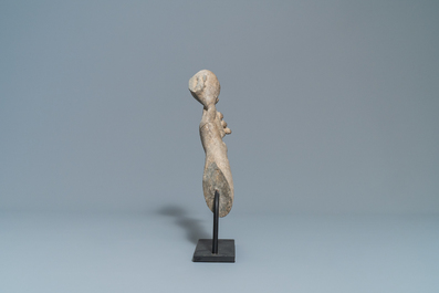 Un fragment du bras de Vishnu en pierre schiste, Khmer, art pre-Angkorien, 7/9&egrave;me