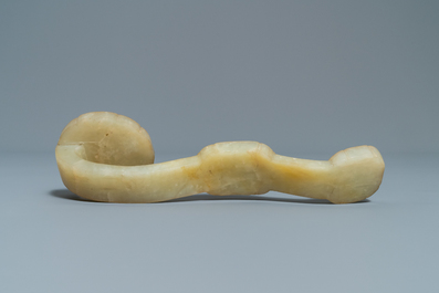 Un sceptre 'ruyi' en pierre dure incrust&eacute;e, Chine, 19&egrave;me/20&egrave;me