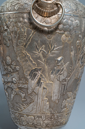 Une paire de grands vases exceptionnels en argent &agrave; d&eacute;cor repouss&eacute;, Chine, 19&egrave;me