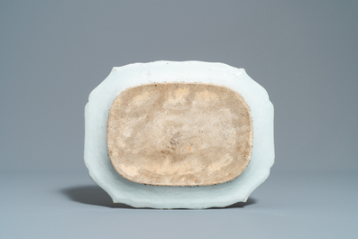 Une paire de plats en porcelaine de Chine famille rose &agrave; d&eacute;cor 'Feuille de tabac', Qianlong