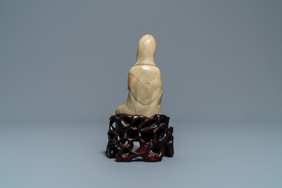 Une figure de Guanyin en pierre &agrave; savon sur socle en bois sculpt&eacute;, Chine, 19&egrave;me