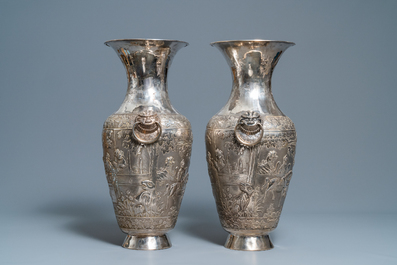 Une paire de grands vases exceptionnels en argent &agrave; d&eacute;cor repouss&eacute;, Chine, 19&egrave;me