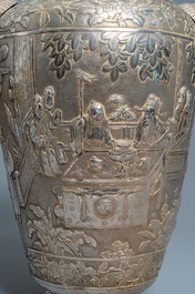 Une paire de grands vases exceptionnels en argent &agrave; d&eacute;cor repouss&eacute;, Chine, 19&egrave;me