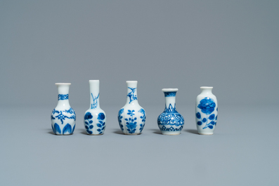Dix vases miniatures en porcelaine de Chine en bleu et blanc, Kangxi