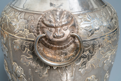 Une paire de grands vases exceptionnels en argent &agrave; d&eacute;cor repouss&eacute;, Chine, 19&egrave;me
