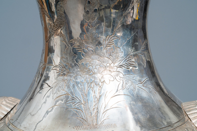 Une paire de grands vases exceptionnels en argent &agrave; d&eacute;cor repouss&eacute;, Chine, 19&egrave;me