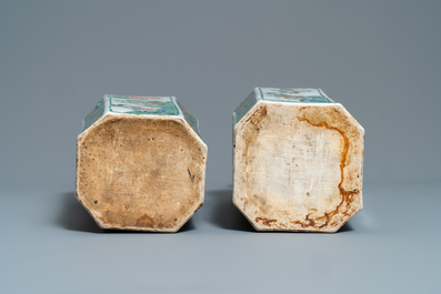 Une paire de vases en porcelaine de Chine famille verte, Kangxi