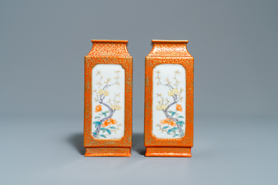 Een paar vierkante Chinese famille rose vazen met floraal decor, Yongzheng merk, Republiek