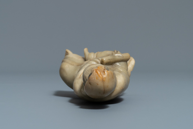 Une figure de Guanyin en pierre &agrave; savon sur socle en bois sculpt&eacute;, Chine, 19&egrave;me