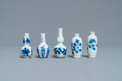 Dix vases miniatures en porcelaine de Chine en bleu et blanc, Kangxi
