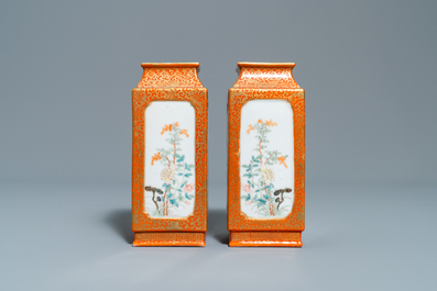 Een paar vierkante Chinese famille rose vazen met floraal decor, Yongzheng merk, Republiek
