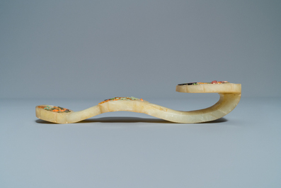 Un sceptre 'ruyi' en pierre dure incrust&eacute;e, Chine, 19&egrave;me/20&egrave;me