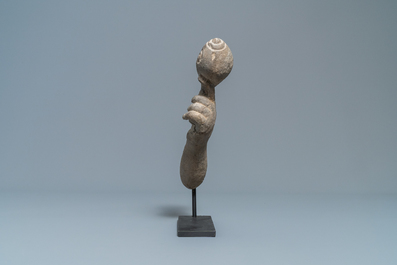 Un fragment du bras de Vishnu en pierre schiste, Khmer, art pre-Angkorien, 7/9&egrave;me
