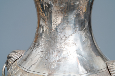 Une paire de grands vases exceptionnels en argent &agrave; d&eacute;cor repouss&eacute;, Chine, 19&egrave;me