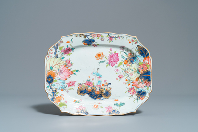 Une paire de plats en porcelaine de Chine famille rose &agrave; d&eacute;cor 'Feuille de tabac', Qianlong