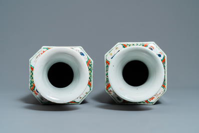 Une paire de vases en porcelaine de Chine famille verte, Kangxi