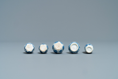Dix vases miniatures en porcelaine de Chine en bleu et blanc, Kangxi