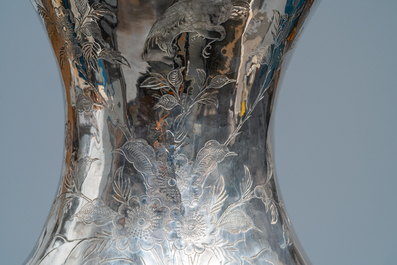 Une paire de grands vases exceptionnels en argent &agrave; d&eacute;cor repouss&eacute;, Chine, 19&egrave;me
