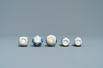 Dix vases miniatures en porcelaine de Chine en bleu et blanc, Kangxi