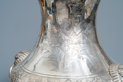 Une paire de grands vases exceptionnels en argent &agrave; d&eacute;cor repouss&eacute;, Chine, 19&egrave;me