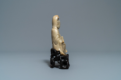 Une figure de Guanyin en pierre &agrave; savon sur socle en bois sculpt&eacute;, Chine, 19&egrave;me